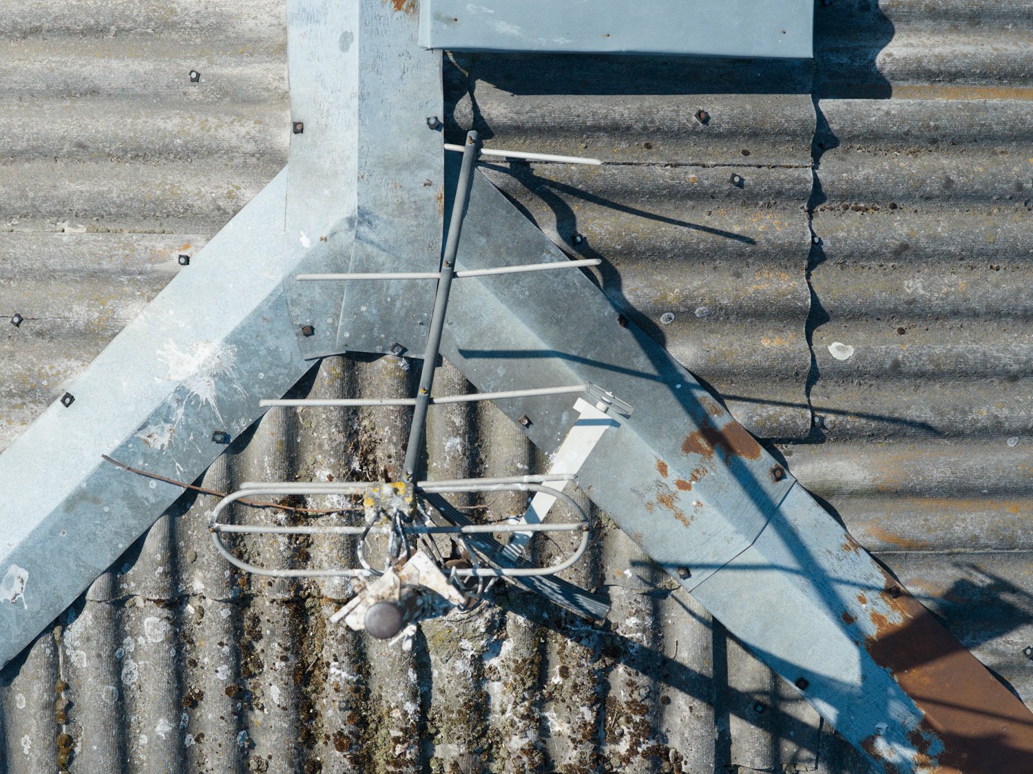 Bojātā jumta daļa 6x zoom inspekcija ar dronu