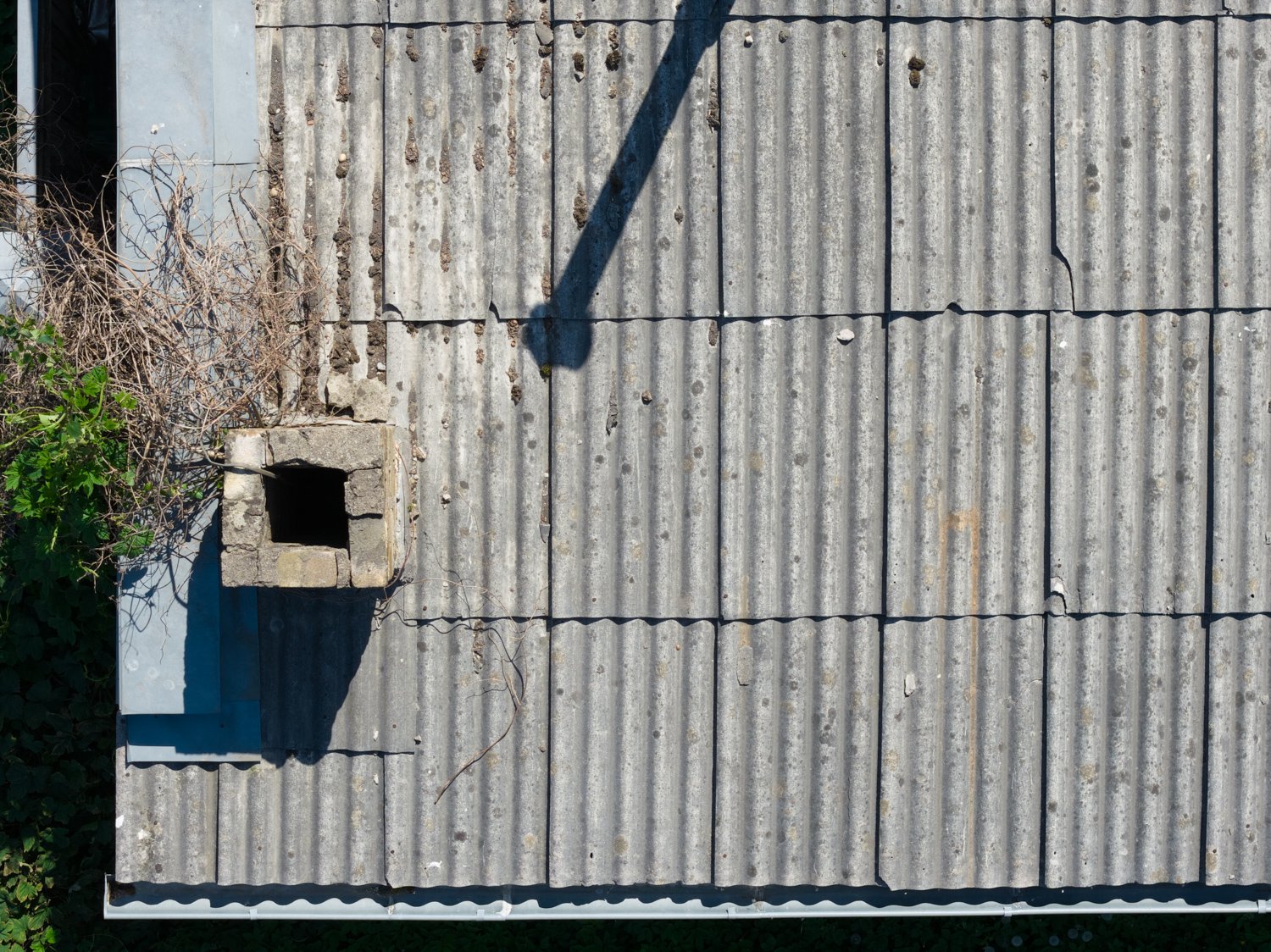Saplīsis dakstiņa jumts inspekcija ar dronu