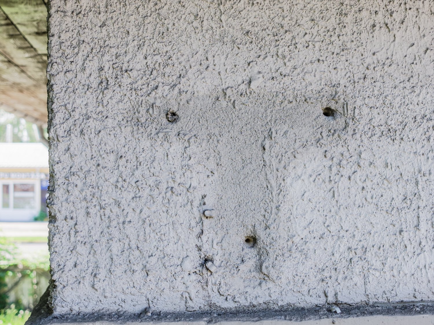 Urbuma caurumi sienā detalizēti 3x zoom inspekcija
