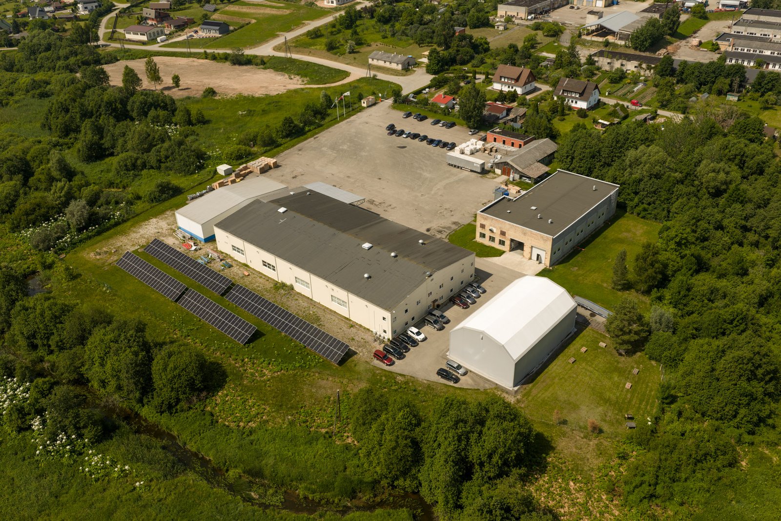Dronu foto uzņēmumiem - Sudrabs pakete logu un durvju ražotne 