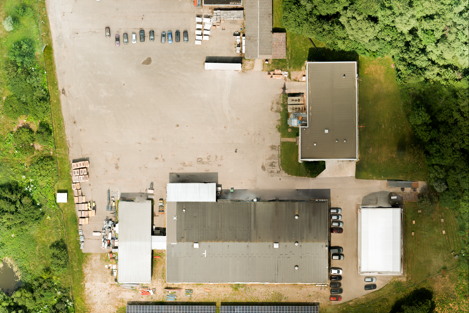 Dronu foto uzņēmumiem - KASKI SIA uzņēmuma teritorija Milzkalnē