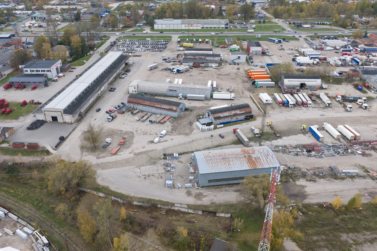 Industriālās teritorijas foto ar dronu - noliktavas, laukumi un pievedceļi
