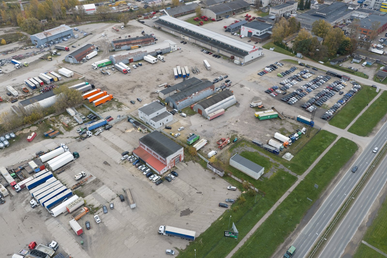 Industriālās teritorijas foto ar dronu - nomājamie laukumi un noliktavas