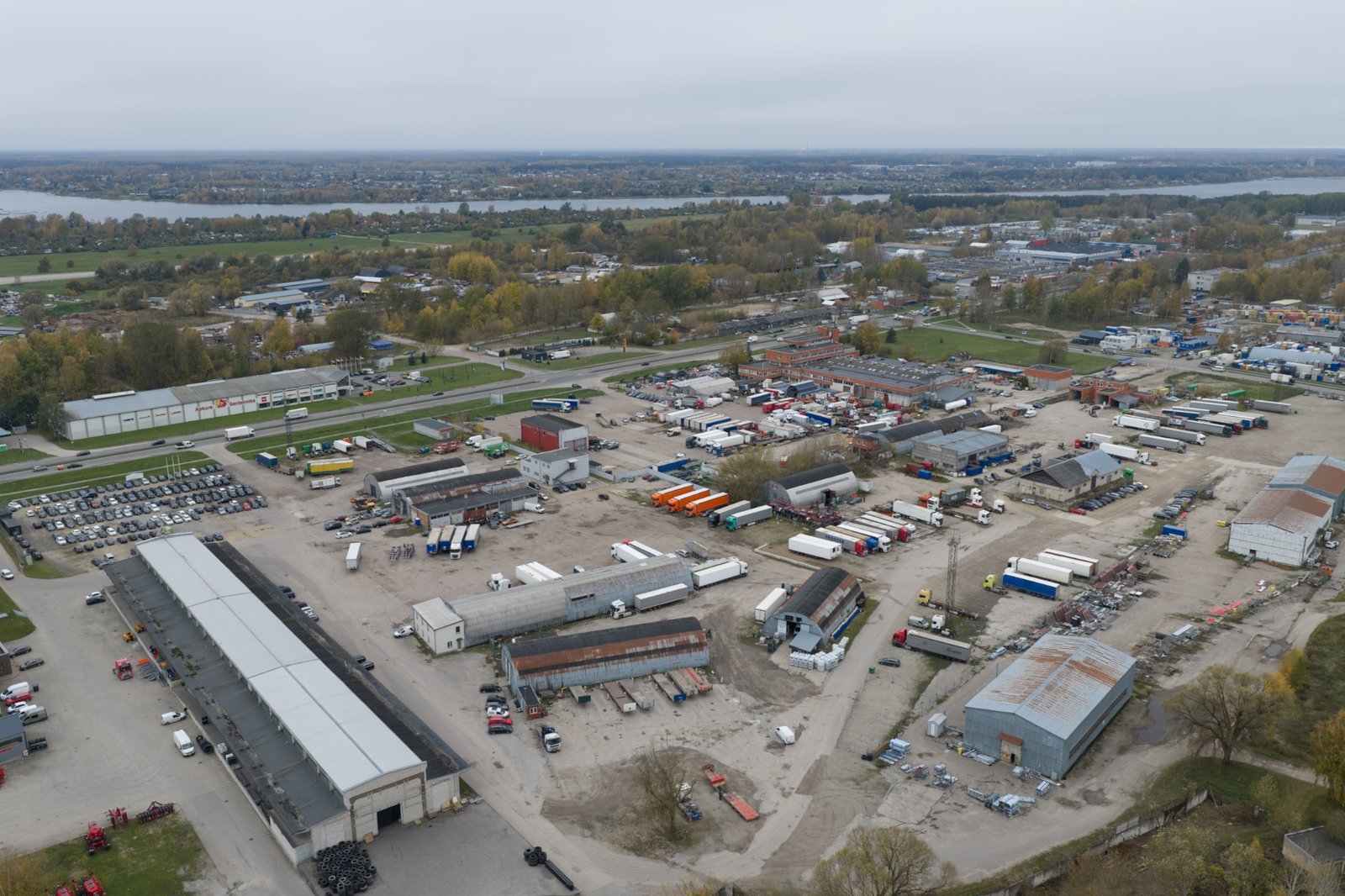 Industriālā teritorija no gaisa - 1. objekts, ēkas un piebraucamie ceļi