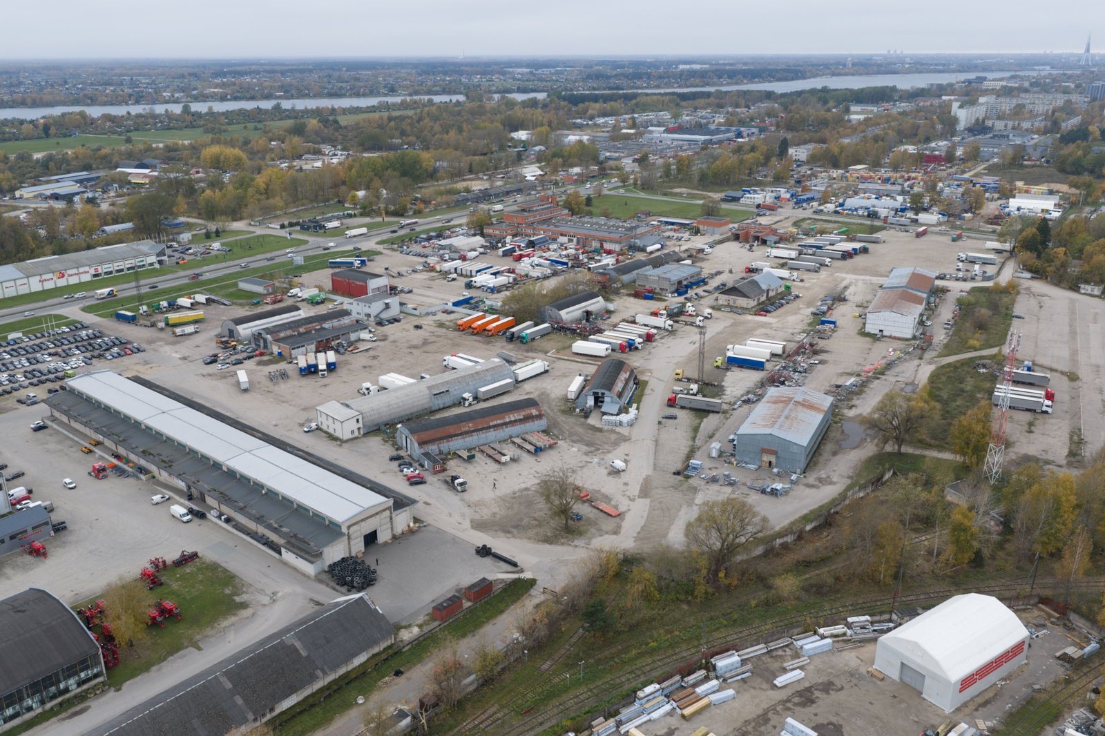 Industriālā teritorija no gaisa - 1. objekts, uzglabāšanas laukumi