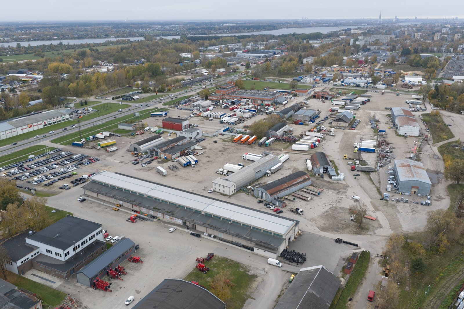 Industriālā teritorija no gaisa - 1. objekts, noliktavu korpusi