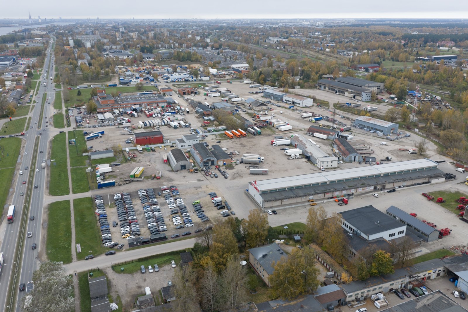 Industriālā teritorija no gaisa - 1. objekts, laukumu segums un zonas