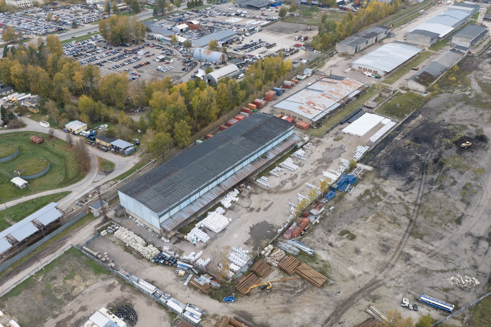 Industriālā teritorija kontekstā ar dzelzceļu un maģistrāli, gaisa foto