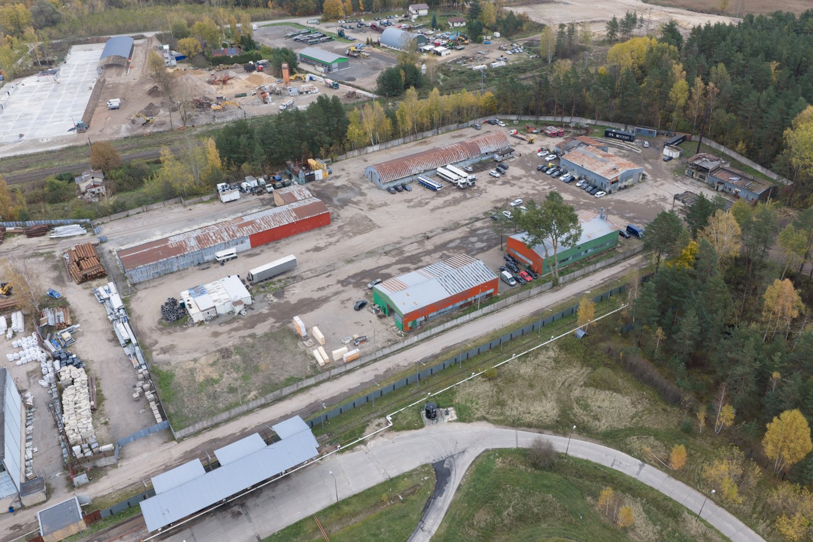 Industriālā teritorija no gaisa - 3. objekts, ēkas un jumti
