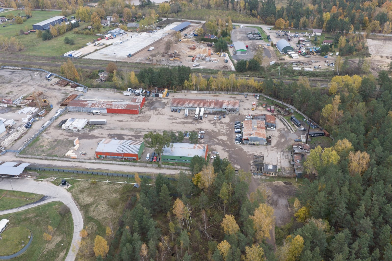 Industriālā teritorija no gaisa - 3. objekts, krautnes un konteineri