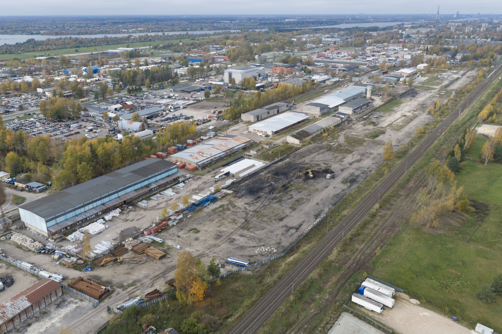 Industriālā teritorija no gaisa - 4. objekts, ēkas un laukumi