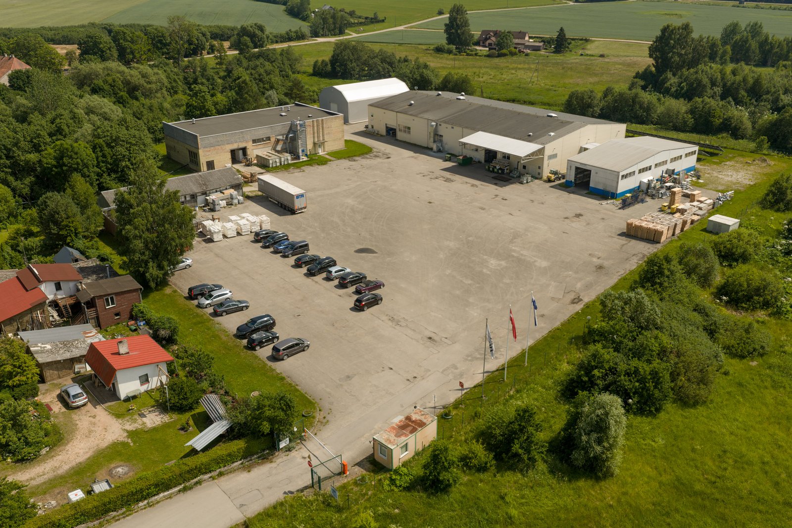 Ražotnes foto ar dronu - ražošanas korpusi un teritorijas kopskats
