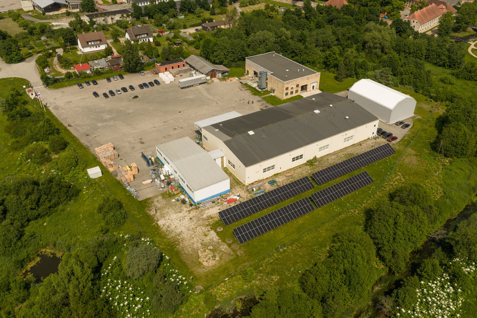 Ražošanas teritorija no gaisa - materiālu laukumi, iekraušana un pievedceļi